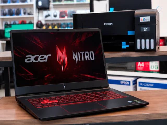 Notebook aberto sobre bancada de assistência técnica com teclado e tela em destaque, fundo neutro claro